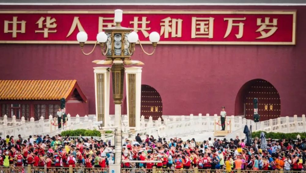 所以，他立刻对叶辰吼道：姓叶的，上次你他妈算计我的帐，我还没跟你好好算一算呢，你现在竟然敢跑到燕京跟我装逼？说着，他一脸愤怒的问：你跟老子说实话，上次那个李泰来是不是跟你一伙的？叶辰不屑的冷哼一声，说：你要是输不起就直说，不丢人，但是输不起还耍无赖，那就有点丢人了。
